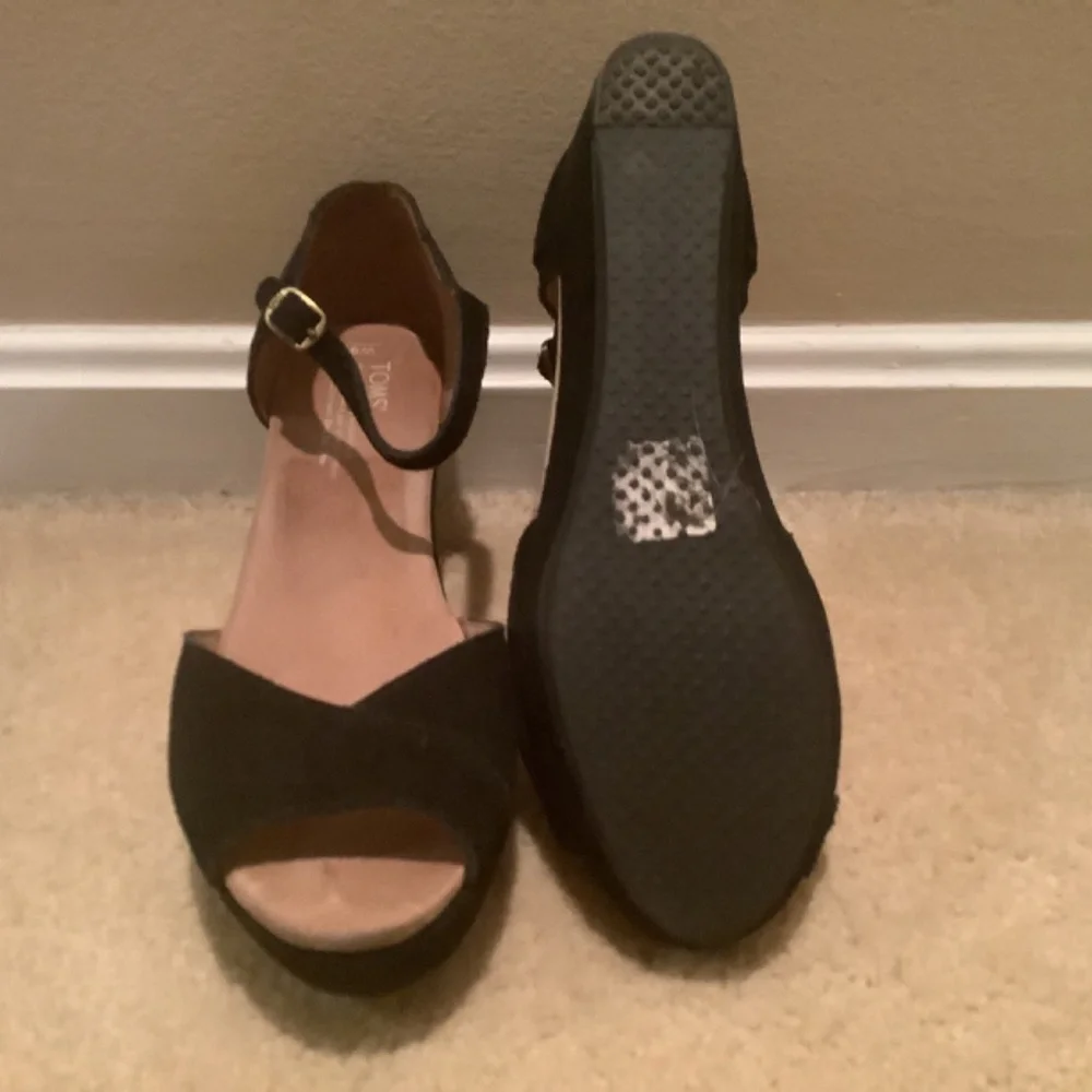 Tom’s black suede wedge - Picture 2 of 3